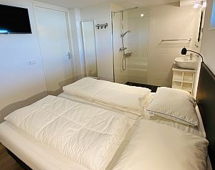 Schlafzimmer mit eigenem Bad im Ferienhaus Zonnedorp 29 Strandloper, Renesse, Zeeland.