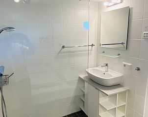 Badezimmer mit Dusche in Ferienhaus Zonnedorp 29 Strandloper, Renesse, Zeeland.