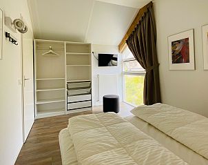 Helles Schlafzimmer mit Kunstwerken im Ferienhaus Zonnedorp 29 Strandloper, Renesse, Zeeland.