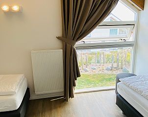 Schlafzimmer mit groen Fenstern im Ferienhaus Zonnedorp 29 Strandloper, Renesse, Zeeland.