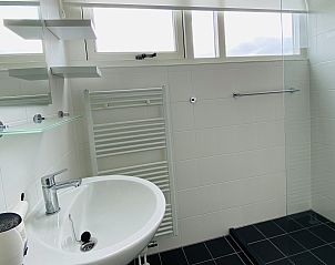 Modernes Badezimmer mit Dusche im Ferienhaus Zonnedorp 29 Strandloper, Renesse, Zeeland.