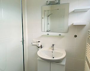 Stilvolles Badezimmer im Ferienhaus Zonnedorp 29 Strandloper, Renesse, Schouwen-Duiveland, Zeeland.