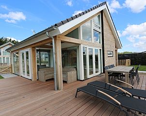 Vakantiehuis Zonnedorp 10 in Renesse met ruime veranda en moderne inrichting.