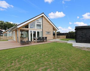 Buitenzicht op Vakantiehuis Zonnedorp 10, een sfeervolle vakantiewoning in Zeeland.