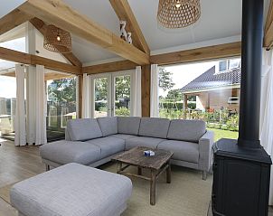 Gezellige woonkamer in Vakantiehuis Zonnedorp 10 met veel lichtinval in Renesse.