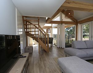Vakantiehuis Zonnedorp 10 in Zeeland met comfortabele zithoek en open trap.