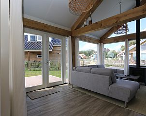 Stijlvolle zithoek in Vakantiehuis Zonnedorp 10 met houten afwerkingen in Renesse.