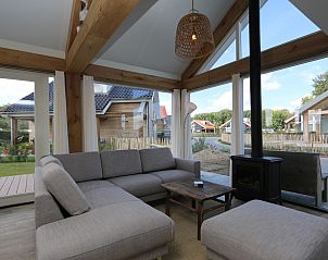 Ruime slaapkamer in Vakantiehuis Zonnedorp 10 met wit interieur en veel licht.