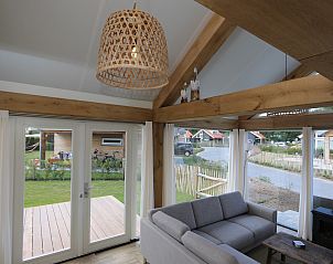 Slaapkamer met ensuite badkamer in Vakantiehuis Zonnedorp 10 in Zeeland.