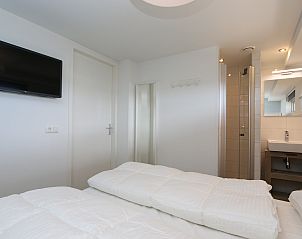 Tweede slaapkamer in Vakantiehuis Zonnedorp 10 met tv en frisse uitstraling.