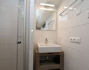 Slaapkamer met grote kast in Vakantiehuis Zonnedorp 10 in Schouwen-Duiveland.