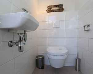 Stijlvolle slaapkamer met uitzicht in Vakantiehuis Zonnedorp 10 in Renesse.