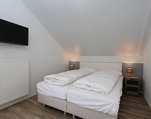 Ruime badkamer met inloopdouche in Vakantiehuis Zonnedorp 10 in Zeeland.