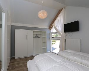 Moderne douche in Vakantiehuis Zonnedorp 10 met glazen wand en regendouche.