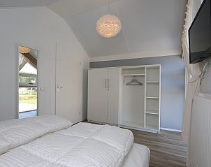 Netjes afgewerkte toilet in Vakantiehuis Zonnedorp 10 in Renesse, Zeeland.