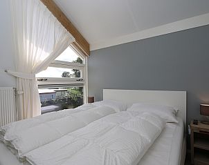 Zonnige woonkamer in Vakantiehuis Zonnedorp 10 met houten details in Renesse.