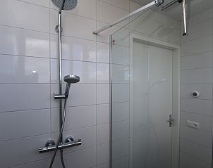 Comfortabele slaapkamer met natuurlijke lichtinval in Vakantiehuis Zonnedorp 10.