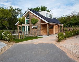 Ferienhaus Zonnedorp 23, Zeeland Haus in Renesse, mit charmanter Holzfassade und grner Umgebung.