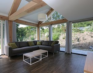 Gerumiges Wohnzimmer des Hauses Zeeland, Ferienhaus Zonnedorp 23 in Renesse, mit Blick auf den Garten.