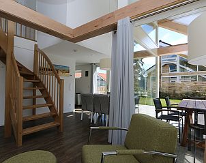 Offenes Wohnzimmer mit viel Licht im Haus Zeeland, Ferienhaus Zonnedorp 23, Renesse.