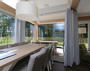 Holztreppe und Essbereich im Ferienhaus Zonnedorp 23, Zeeland House, Renesse, mit Blick auf die Terrasse.