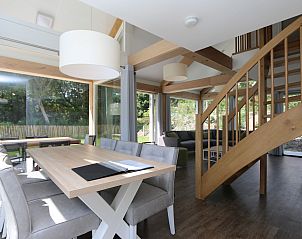 Esszimmer mit Blick auf den Garten im Haus Zeeland, Ferienhaus Zonnedorp 23, Renesse.