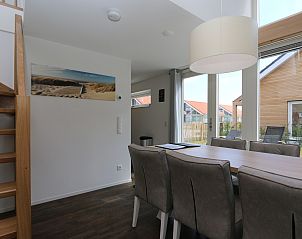 Kompakte Kche im Ferienhaus Zonnedorp 23, Zeeland House, Renesse, mit Kaffeemaschine.