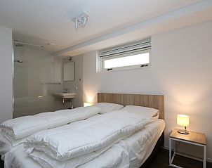 Schlafzimmer im Ferienhaus Zonnedorp 23, Zeeland House, Renesse, mit bequemen Betten.