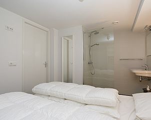 Modernes Schlafzimmer mit eigenem Bad in Zeeland House, Ferienhaus Zonnedorp 23, Renesse.