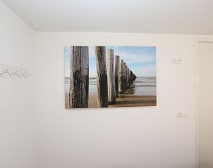 Badezimmer im Ferienhaus Zonnedorp 23, Zeeland House, Renesse, mit modernen Annehmlichkeiten.