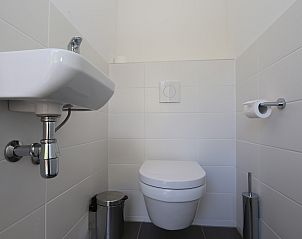 Kunst an der Wand im Haus Zeeland, Ferienhaus Zonnedorp 23, Renesse, mit Strandthema.