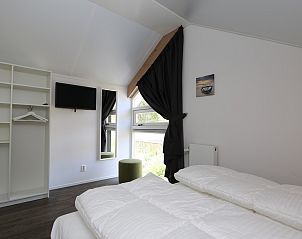 Komfortables Schlafzimmer im Haus Zeeland, Ferienhaus Zonnedorp 23, Renesse, mit Stimmungsbeleuchtung.