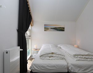 Treppe und Kunstwerke im Zeeland-Haus, Ferienhaus Zonnedorp 23, Renesse, mit Stranddekor.