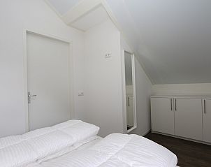 Minimalistisches Schlafzimmer im Haus Zeeland, Ferienhaus Zonnedorp 23, Renesse, mit modernen Details.