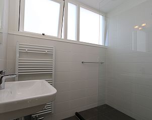 Elegantes Badezimmer im Ferienhaus Zonnedorp 23, Zeeland House, Renesse, mit Glasdusche.