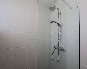 Moderne Dusche im Haus Zeeland, Ferienhaus Zonnedorp 23, Renesse, mit Glaswand.