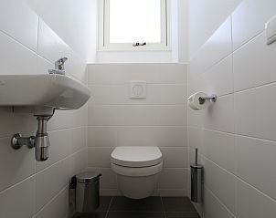 Stilvolle Toilette im Ferienhaus Zonnedorp 23, Zeeland House, Renesse, mit moderner Ausstattung.