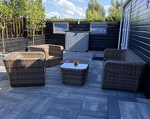 Gemtliche Sitzecke im Freien im VZ809 Holiday Chalet Renesse, einem charmanten Ferienhaus in Schouwen-Duiveland.