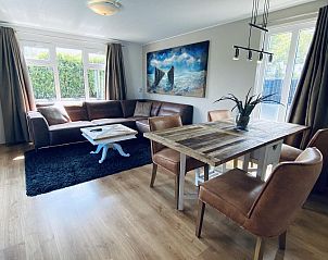 Attraktives Wohnzimmer des VZ809 Holiday Chalet Renesse, einer komfortablen Ferienunterkunft in Zeeland.