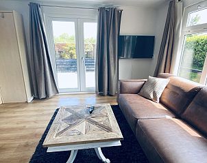 Helles Wohnzimmer in VZ809 Ferienhaus Renesse mit Blick auf den Garten, ideal fr einen Urlaub in Zeeland.