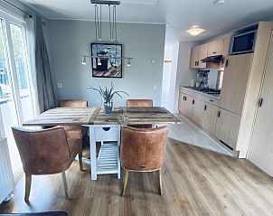 Moderne Kche in VZ809 Vakantiechalet Renesse, einem gut ausgestatteten Ferienhaus in Renesse, Schouwen-Duiveland.