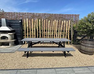 Terrasse mit Sonnenschirm in VZ809 Ferienhaus Renesse, ein schner Ort zum Entspannen in Zeeland.
