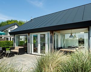 Ferienhaus Zonnedorp 16, 'Bakboord' in Renesse, Zeeland mit Sonnenterrasse und moderner Architektur, umgeben von grner Natur.