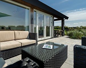 Genieen Sie die Sonne auf der Terrasse des Ferienhauses Zonnedorp 16, 'Bakboord', in Renesse, Schouwen-Duiveland, Zeeland.