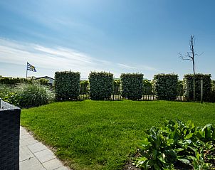 Genieen Sie den grnen Garten des Ferienhauses Zonnedorp 16, 'Bakboord', in Renesse, Zeeland, mit Blick auf die Natur und Privatsphre.