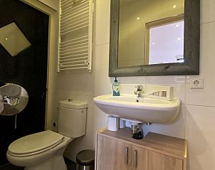 VZ735 Appartement Renesse beschikt over een moderne badkamer in Schouwen-Duiveland.