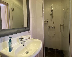 Badkamer met douche in VZ735 Appartement Renesse, ideaal voor een comfortabel verblijf.