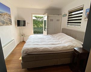 Comfortabele slaapkamer in VZ735 Appartement Renesse, perfect voor een ontspannen vakantie.