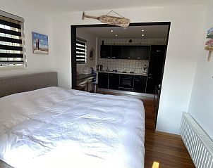 Privterras bij VZ735 Appartement Renesse in Schouwen-Duiveland, ideaal voor ontspanning.