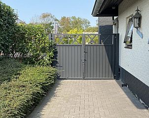 Schaduwrijk terras van VZ735 Appartement Renesse, perfect voor zomerse dagen.
